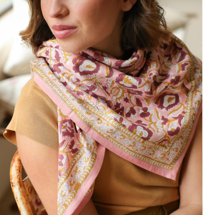 Foulard rose urbain été